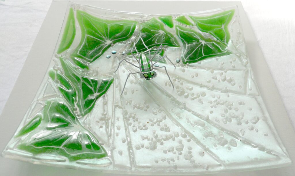 glasfad med blade og flytbart insekt 