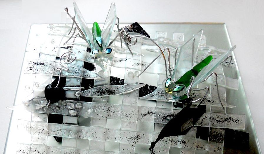 Glaspatch glaskunst, glaskunst, glasskulptur, unika glaskunst, Mette Enøe, Glaspatch , glas skulptur, frieri, samliv; glasskulptur, glaspiedestal, kunst, insekt, sommerfugl, Glaspatch glaskunst, galleri, glaskunst, glasdyr, udstilling, glaskunst galleri, 