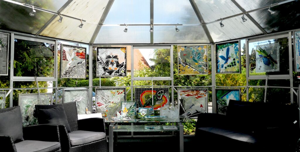 glasskulptur, glaspiedestal, kunst, insekt, sommerfugl, Glaspatch , galleri,  glasdyr, smykker, glassmykker, kunstudstilling
